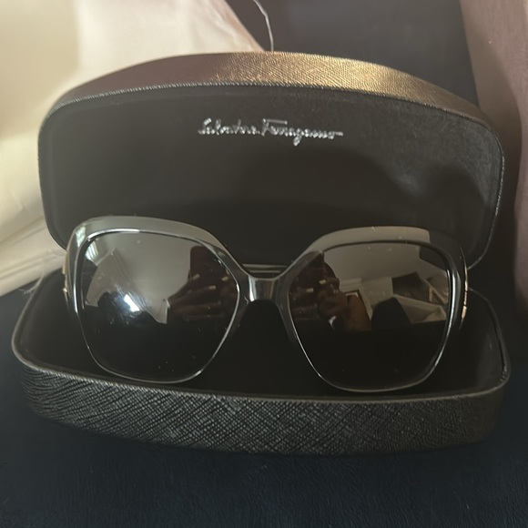 Salvatore Ferragamo Elegant Black Sunglasses - Picture 2 of 13